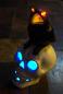 Mobile Preview: Rabe auf Totenkopf Schädel Figur Deko mit LED Beleuchtung 26 cm groß