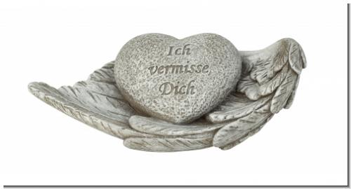 Herzförmige Gedenkfigur „Ich vermisse Dich“ auf Engelsflügeln. Wetterfestes Polyresin in Steinoptik – liebevoller Grabschmuck & Erinnerung.