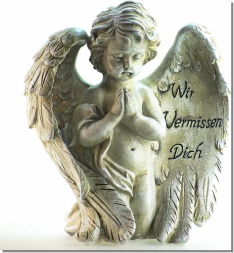Grabengel mit Flügeln & Inschrift „Wir vermissen dich“