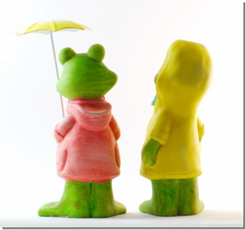 Dekofiguren Frosch Frösche mit Regenschirm Garten Regenjacke Paar - Balkon