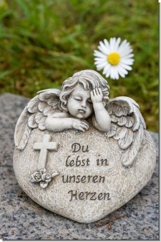 Grabherz mit Engel – Gedenkstein mit Spruch „Du lebst in unseren Herzen“ – wetterfestes Dekoherz für das Grab, ca. 8x11,5 cm – Grabschmuck mit Kreuz & Rosen