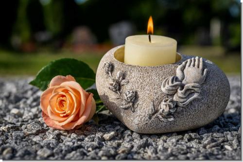 Grabherz aus Kunststein mit betenden Händen & Rosen – Wetterfestes Grabschmuck