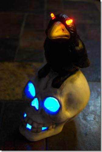 Rabe auf Totenkopf Schädel Figur Deko mit LED Beleuchtung 26 cm groß