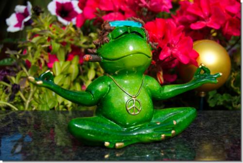 Frosch Deko mit Locken Yoga Peace Zeichen Joint 18cm Figur meditiert Garten NEU