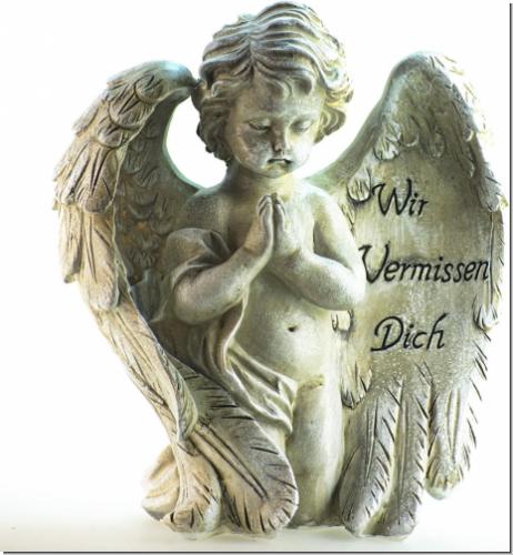 Grabengel mit Flügeln & Inschrift „Wir vermissen dich“