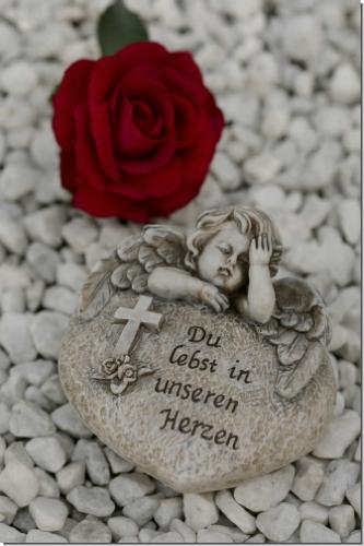 Grabherz mit Engel – Gedenkstein mit Spruch „Du lebst in unseren Herzen“ – wetterfestes Dekoherz für das Grab, ca. 8x11,5 cm – Grabschmuck mit Kreuz & Rosen