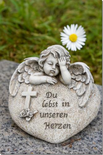 Grabherz mit Engel – Gedenkstein mit Spruch „Du lebst in unseren Herzen“ – wetterfestes Dekoherz für das Grab, ca. 8x11,5 cm – Grabschmuck mit Kreuz & Rosen