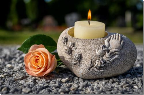 Grabherz aus Kunststein mit betenden Händen & Rosen – Wetterfestes Grabschmuck