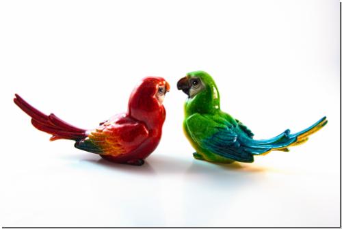 Papagei Figuren Set rot grün Ara Kunststein Pacco und Tacco Deko Garten Balkon