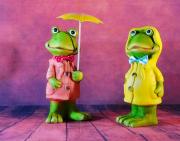 Dekofiguren Frösche mit Regenschirm & Regenjacke