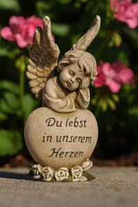 Grabengel Figur mit Herz Du lebst in unserem Herzen – ca. 18cm hoch, wetterfest, Kunststein, liebevolle Grabdeko Engel Statue für Friedhof & Garten