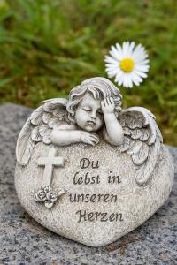 Grabherz mit Engel – Gedenkstein mit Spruch „Du lebst in unseren Herzen“ – wetterfestes Dekoherz für das Grab, ca. 8x11,5 cm – Grabschmuck mit Kreuz & Rosen