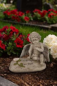 Trauerfigur Engel auf Spruchstein – Wir Denken an Dich | Steingrau | 16 x 17 cm | Polyresin